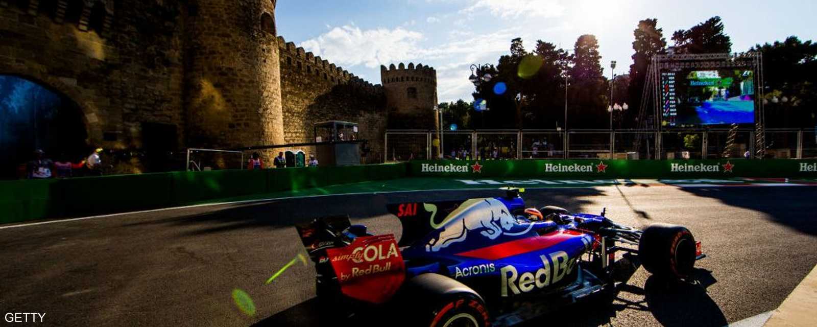 حين تمتزج السيارة الحديثة بالخلفية التاريخية