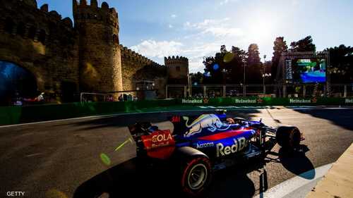 حين تمتزج السيارة الحديثة بالخلفية التاريخية