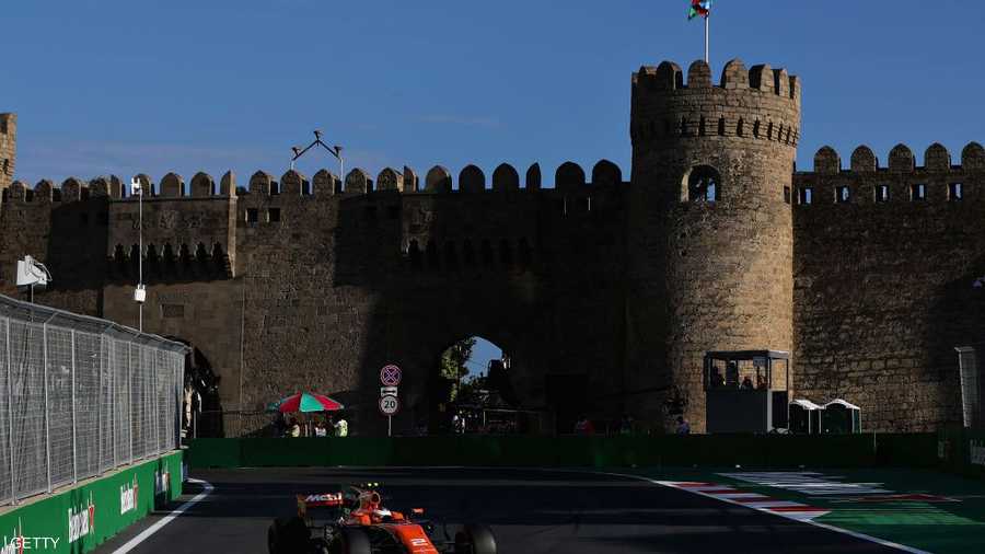 قلعة وحلبة وسيارة فائقة السرعة