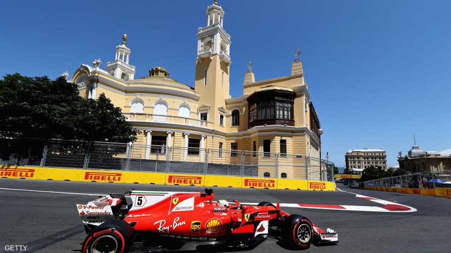 سيارة الألماتي سباستيان فيتل خلال التجارب الحرة