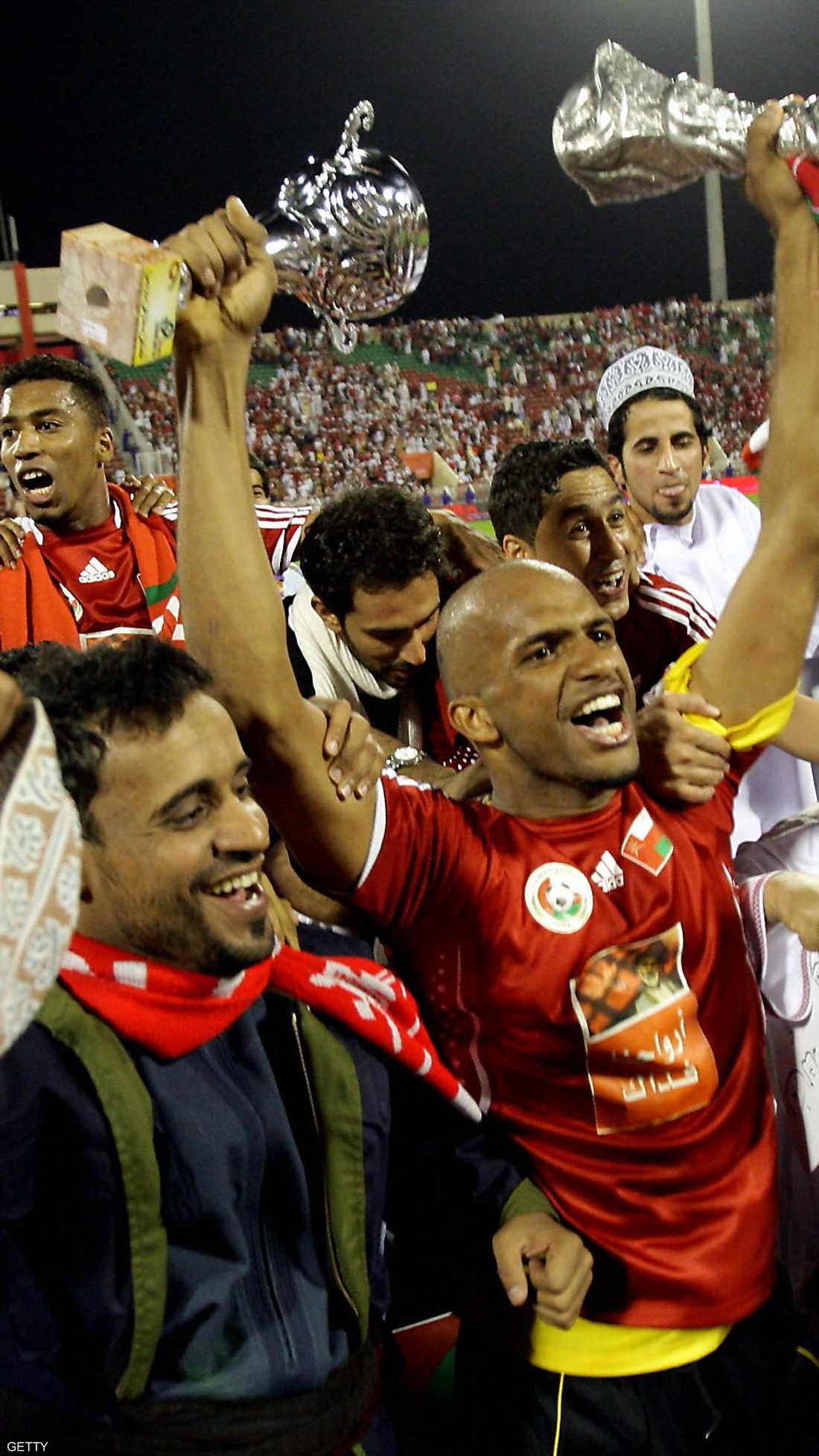 الحارس التاريخي لعمان علي الحبسي رفع الكأس في 2009