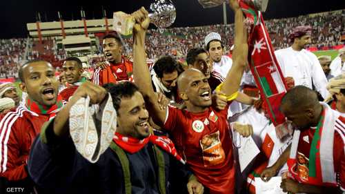 الحارس التاريخي لعمان علي الحبسي رفع الكأس في 2009
