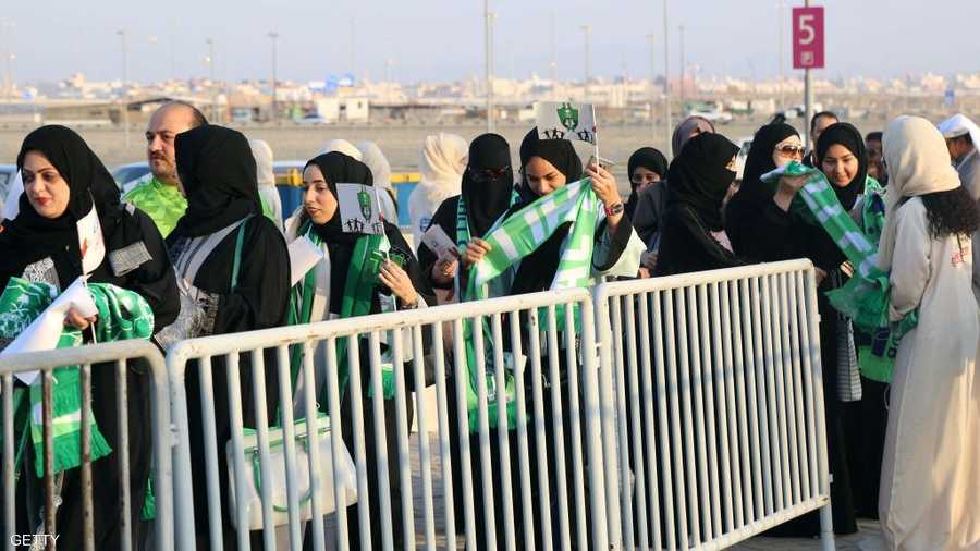 سيدات يدخلن إلى ستاد الجوهرة بجدة