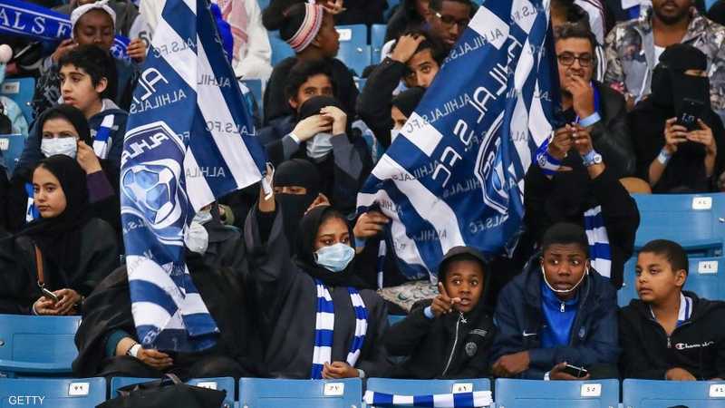 مشجعات فريق الهلال السعودي في المدرجات