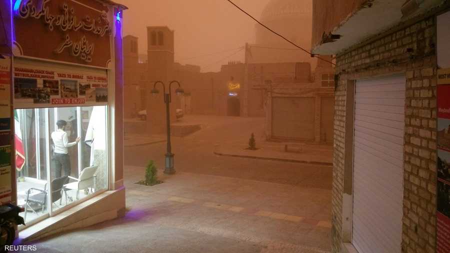 وكالات أنباء إيرانية تحدثت عن إصابة 10 أشخاص بسبب العاصفة