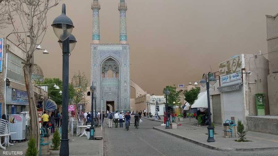 العاصفة الترابية تنذر أهالي يزد بمجيئها