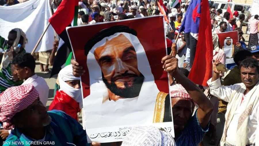 رفع المشاركون صور الراحل الشيخ زايد بن سلطان