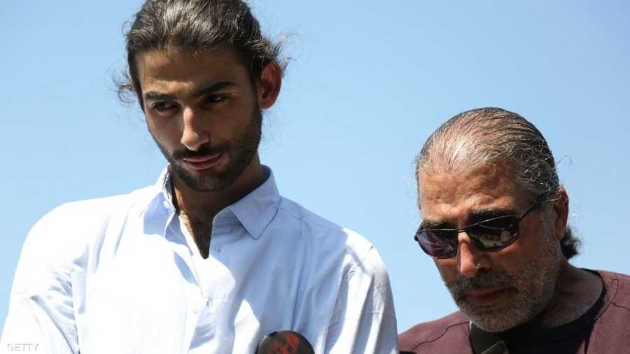 ابنها جود الزعبي وزوجها طاهر الزعبي خلال مراسم التشييع