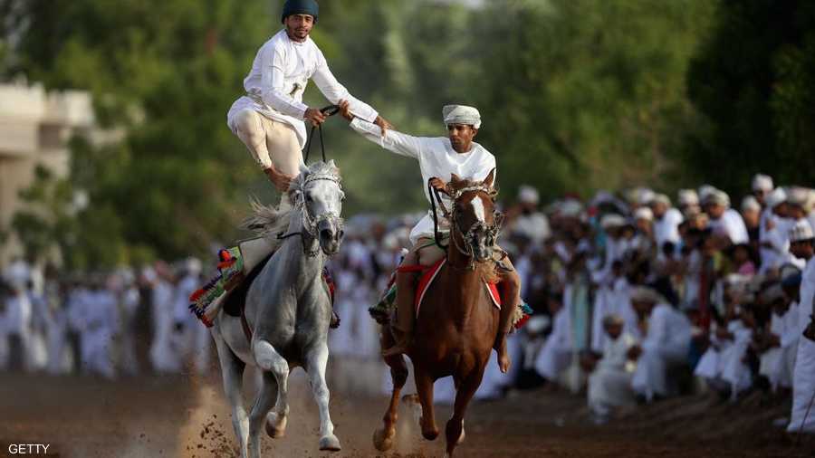 كما يحرصون أيضا على إقامة عروض في عيدي الفطر والأضحى