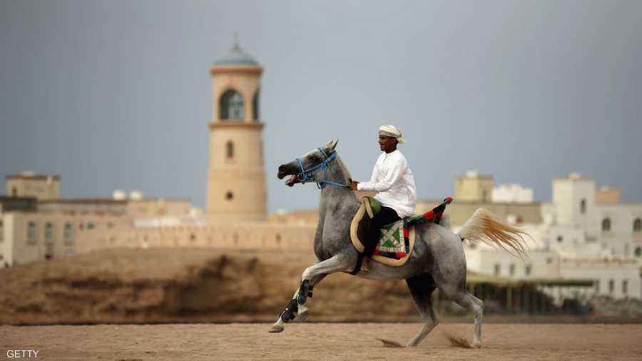 يشارك في المهرجان فرق التراث لإضفاء أجواء من البهجة والسرور