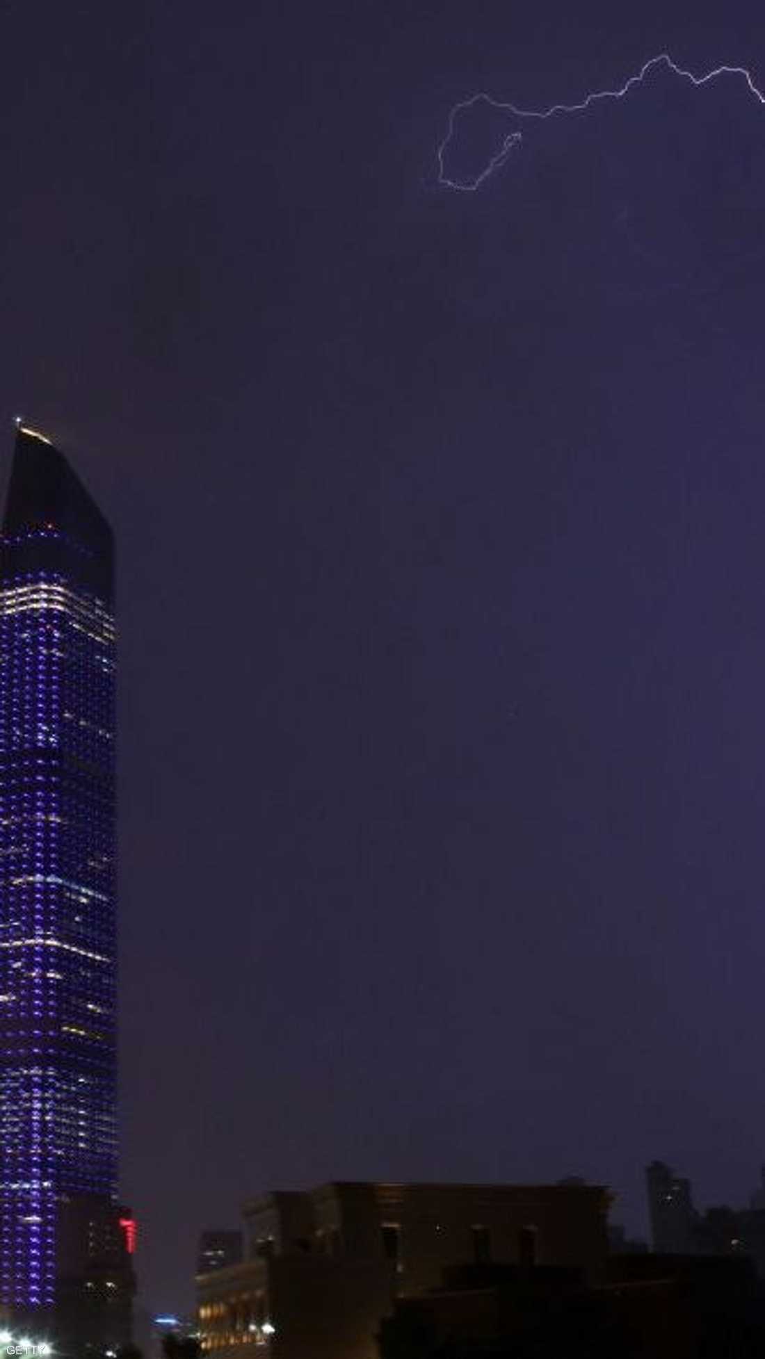 قبل الأمطار الغزيرة.. برق في سماء الكويت