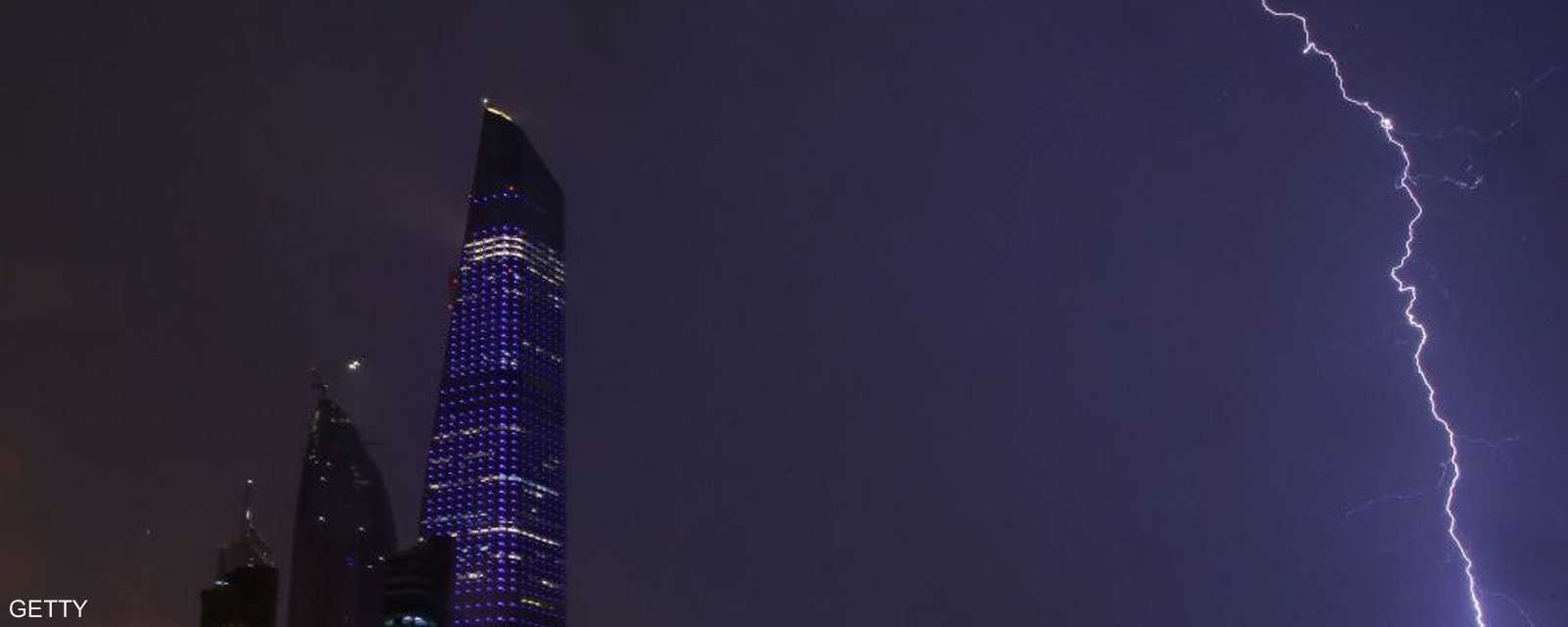 قبل الأمطار الغزيرة.. برق في سماء الكويت