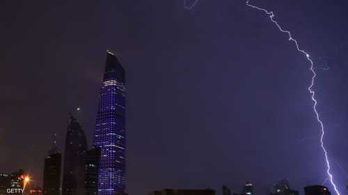 قبل الأمطار الغزيرة.. برق في سماء الكويت