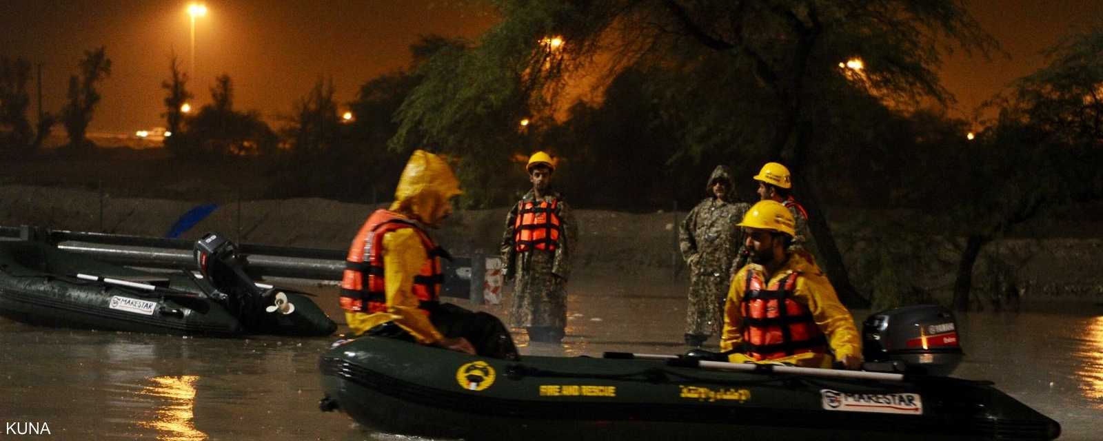 رجال الحرس الوطني خلال القيام بعمليات إنقاذ بالمراكب