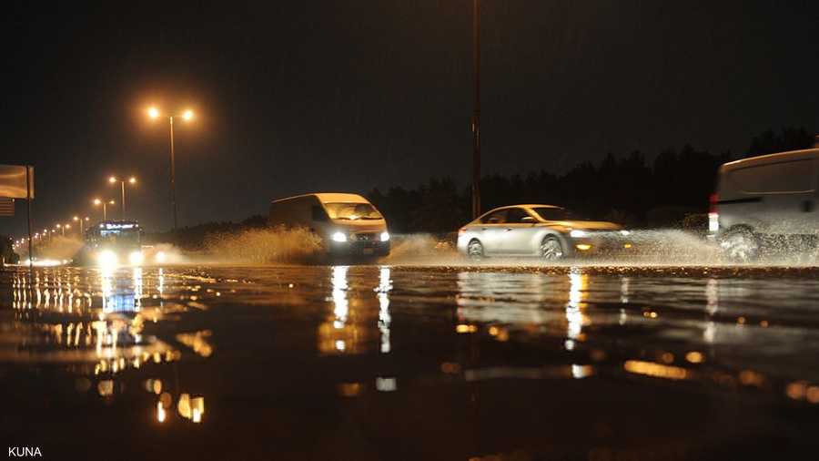 تصاحب الأمطار رياح جنوبية شرقية خفيفة إلى معتدلة السرعة