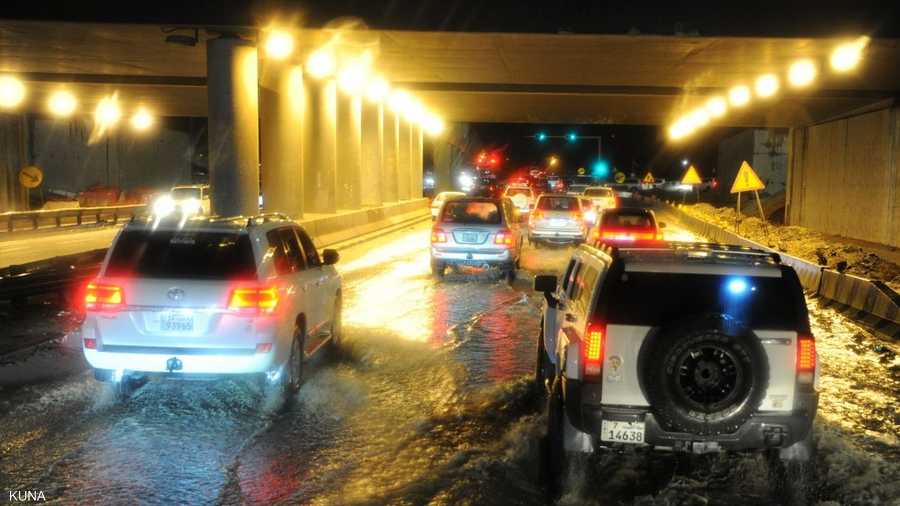 ارتفاع منسوب المياه وازدحام مروري بسبب هطول الأمطار