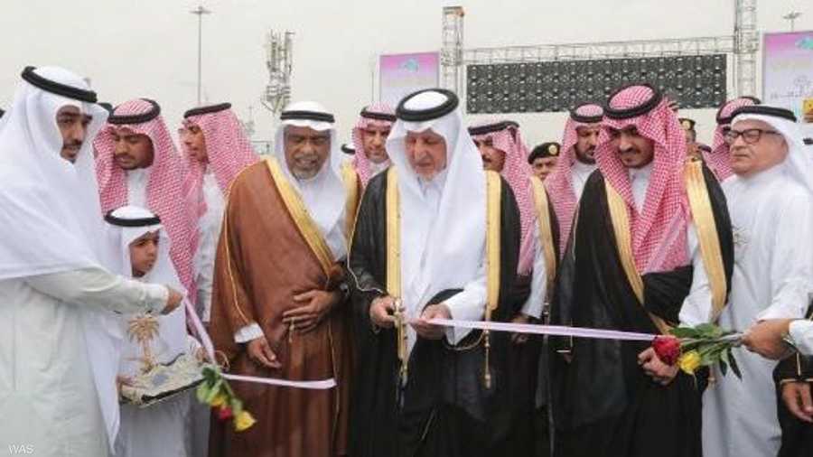 وافتتح المهرجان أمير مكة المكرمة، خالد الفيصل، الذي شدد على أهمية التوسع في زراعة الزهور والمسطحات الخضراء لتشمل المشاعر المقدسة كافة.