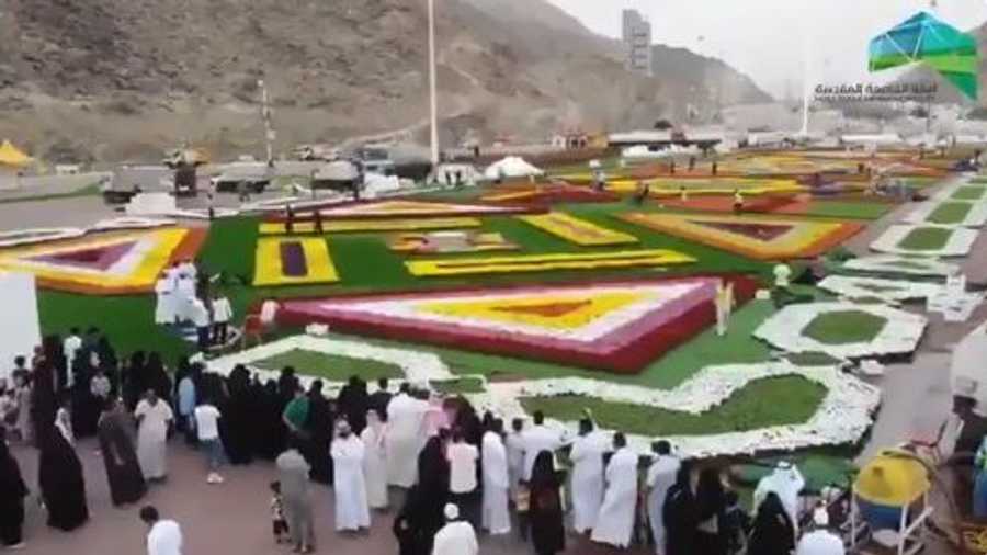 وقالت السلطات إن اليوم الأول من المهرجان شهد توافد آلاف الزوار.