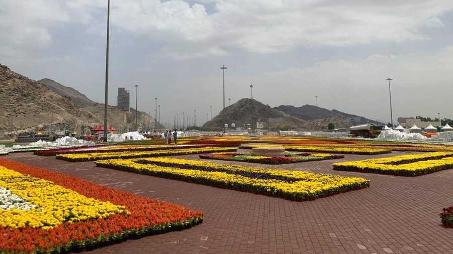 وشاهد الزوار سجادة الزهور ذات الطابع الإسلامي التي احتوت على أكثر من مليون زهرة طبيعية متنوعة.
