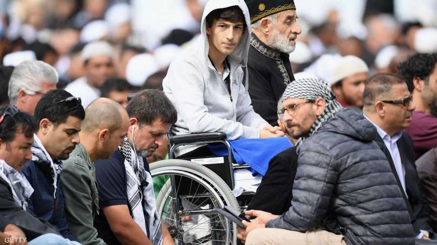 أحد المصابين يحضر صلاة الجمعة الأولى بعد المجزرة