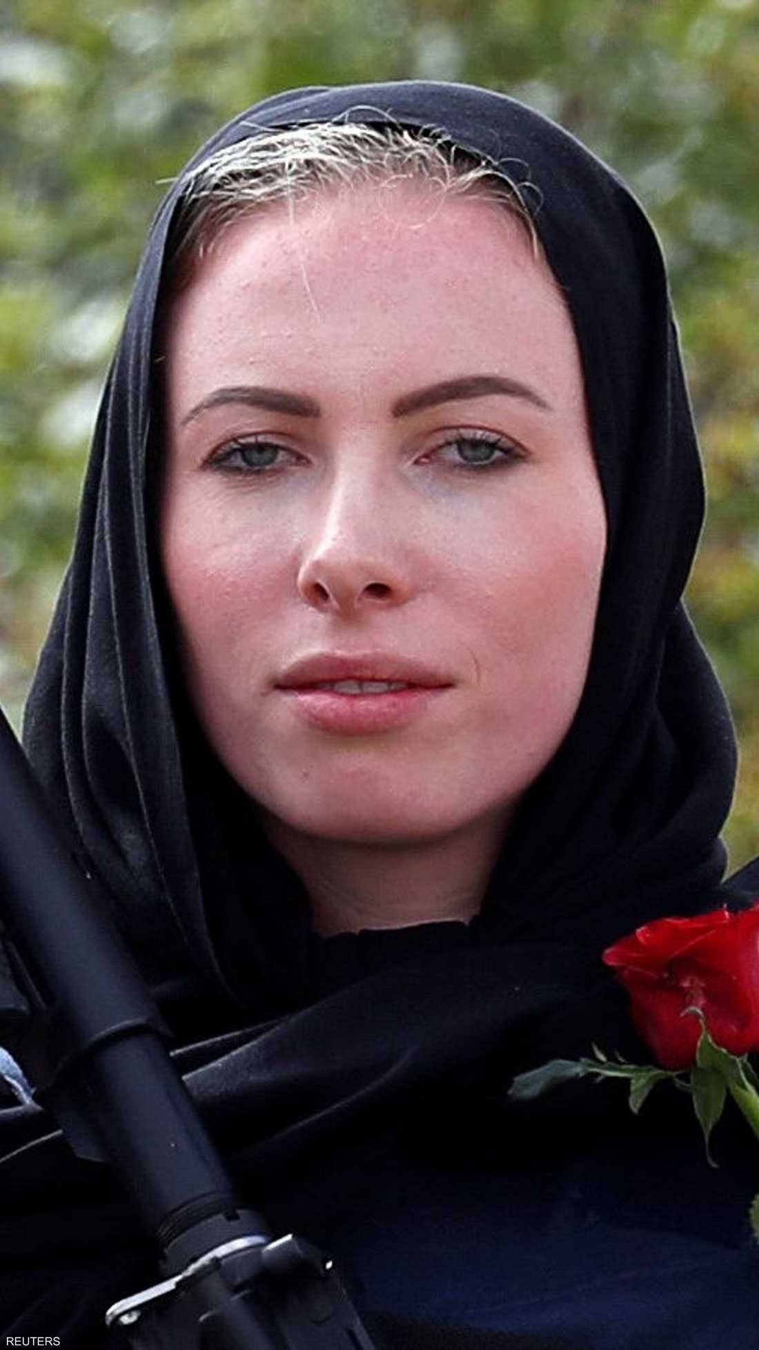 شرطية نيوزيلندية متضامنة مع ضحايا المذبحة