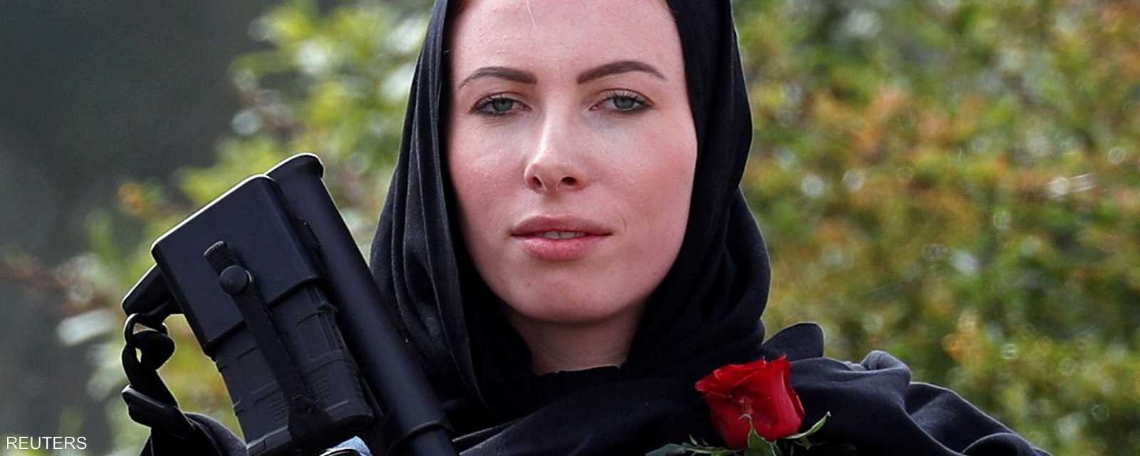 شرطية نيوزيلندية متضامنة مع ضحايا المذبحة