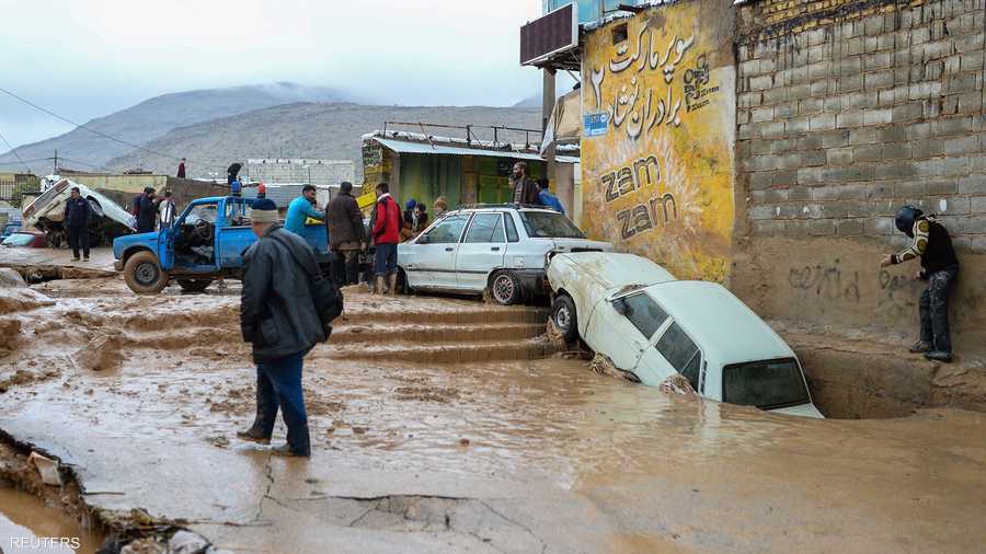 أشخاص وسيارات تجرفهم المياه المندفعة في المناطق المنكوبة