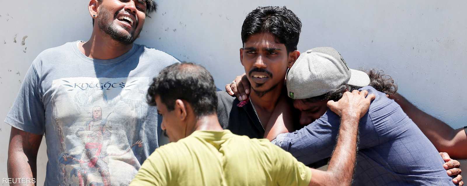 سريلانكيون يبكون قريبا لهم قضى في التفجيرات