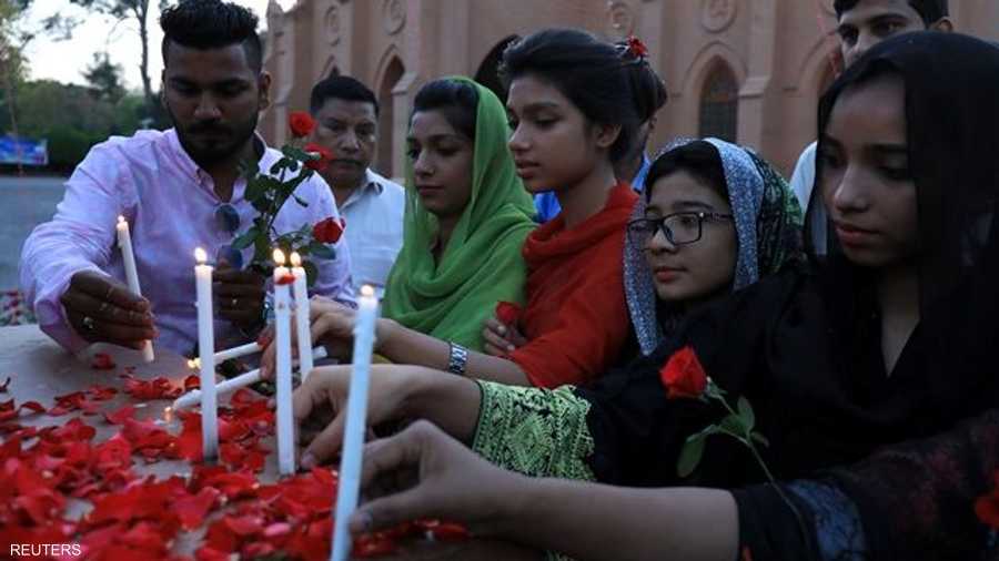 وأشار المتحدث باسم حكومة سريلانكا، راجيثا سيناراتني، إلى أن التفجيرات نفذت بمساعدة شبكة دولية.