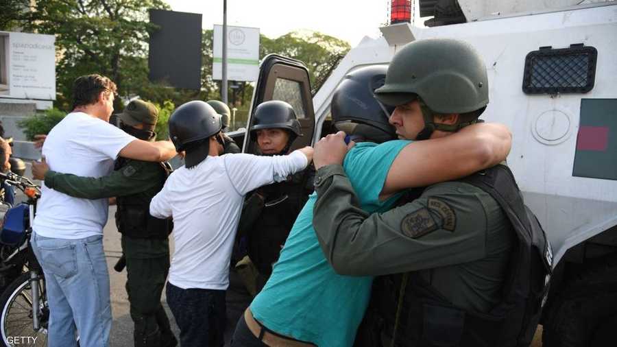 ورحب أنصار المعارضة بالعسكريين الذين أبدوا موقفا جديدا إزاء نظام الحكم في البلاد
