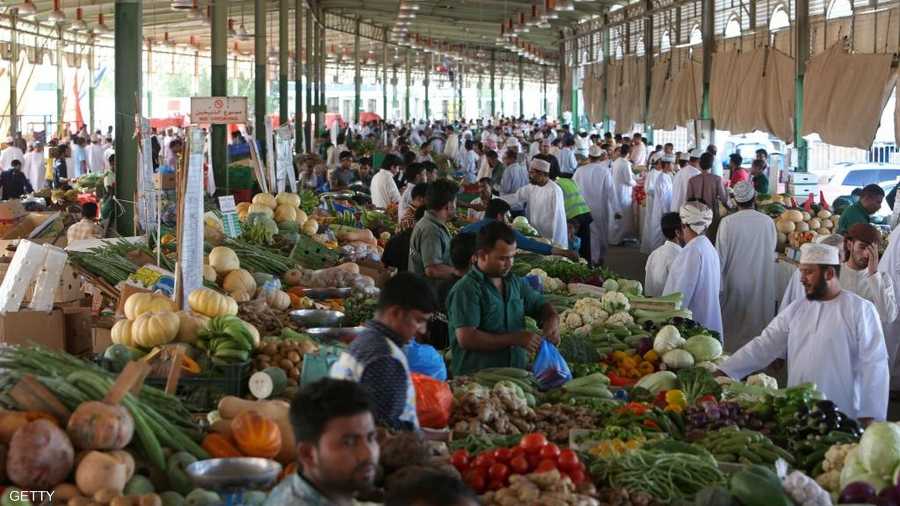 تعج الأسواق بالمتسوقين مع حلول رمضان، حيث يرتفع الطلب على المواد الأساسية والرمضانية.