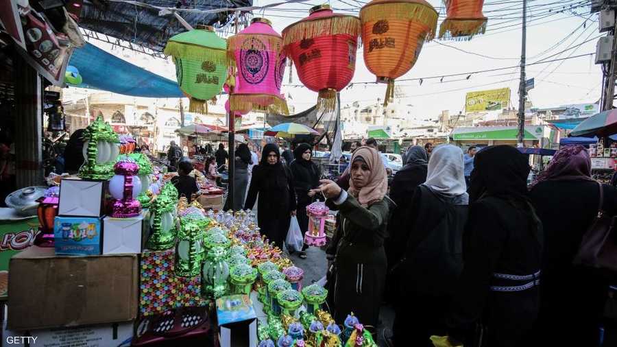 يبتهج المسلمون بقدوم الشهر المبارك، حيث يعتبرونه فرصة للعبادة والتواصل وتبادل العزائم بين أفراد العائلة والأصدقاء.