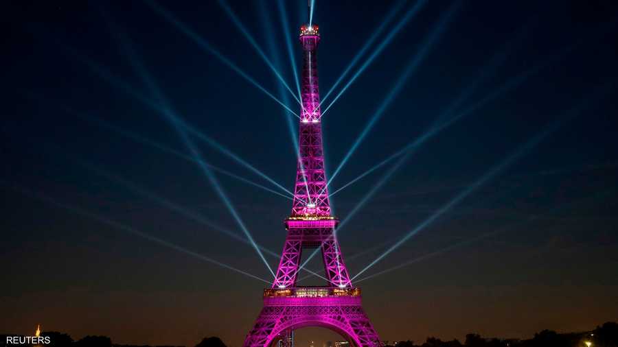 البرج بث عروض ليزر مدتها 12 دقيقة احتفالا بالحدث