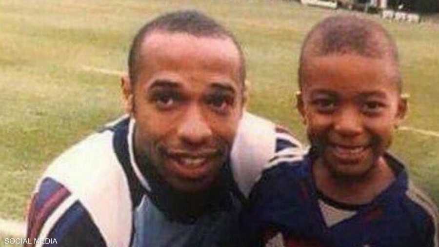 مبابي حين كان طفلا عمره 7 سنوات مع النجم السابق للمنتخب الفرنسي تييري هنري.