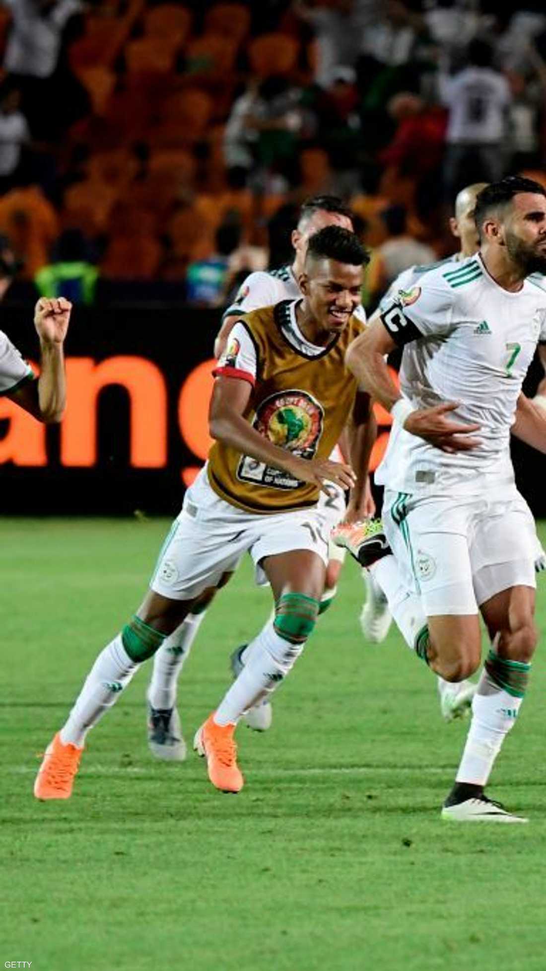 دكة البدلاء انفجرت فرحا بهدف رياض محرز