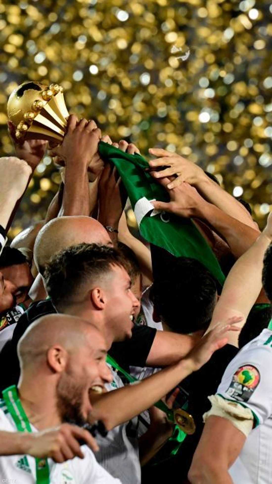 نجوم الجزائر يرفعون الكأس المستحقة بعد غياب 29 عاما