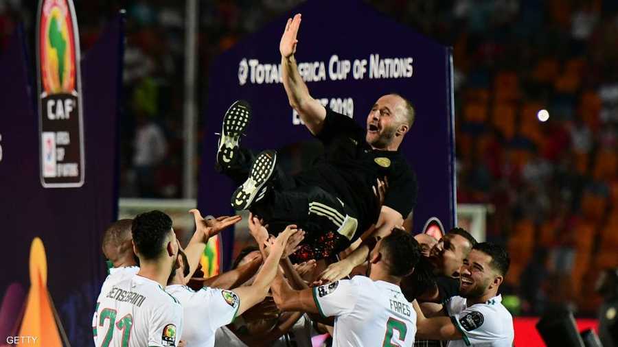 جمال بلماضي.. على الأعناق