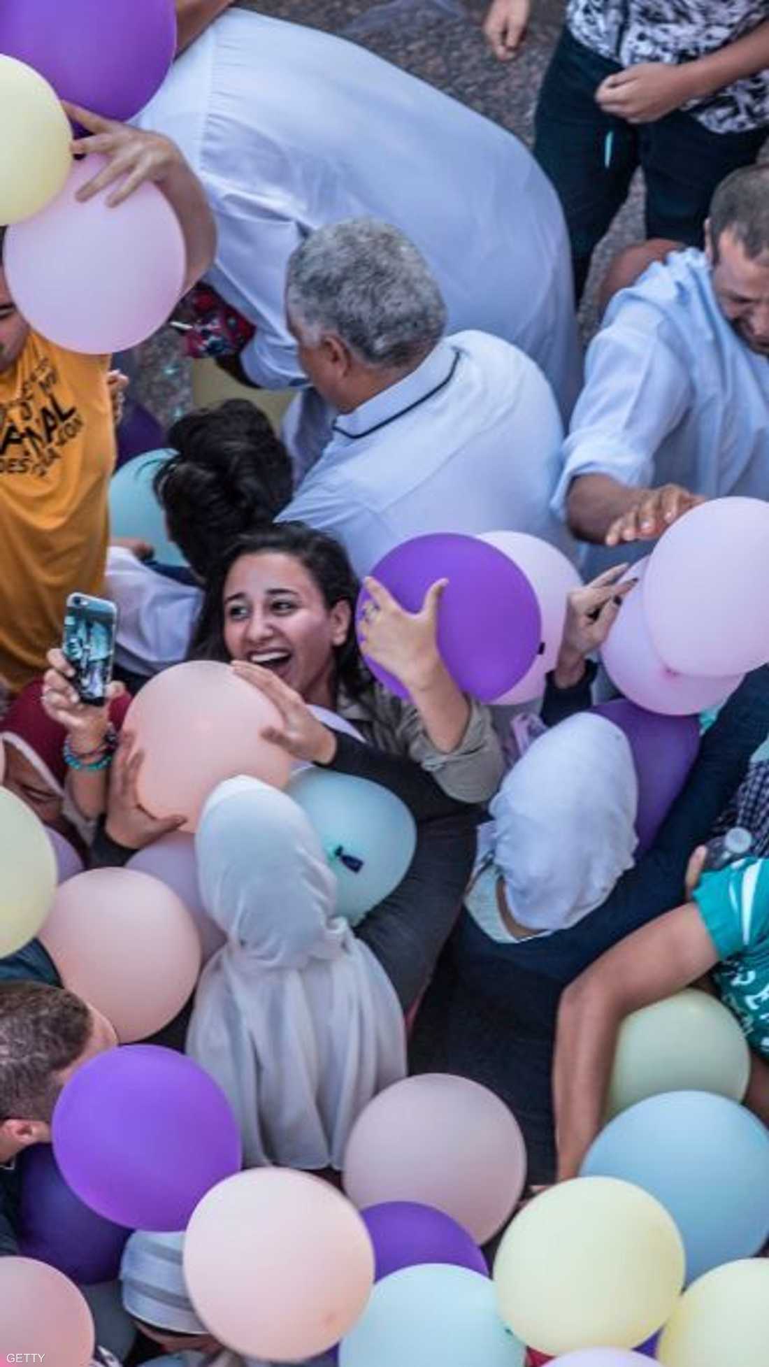 مصر.. يحاولون فرحين الإمساك ببالونات العيد