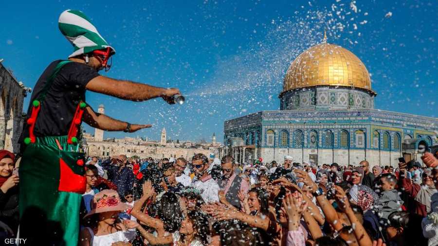 رغم الأوضاع الصعبة.. وجد فلسطينيون متسعا للفرح قرب الأقصى