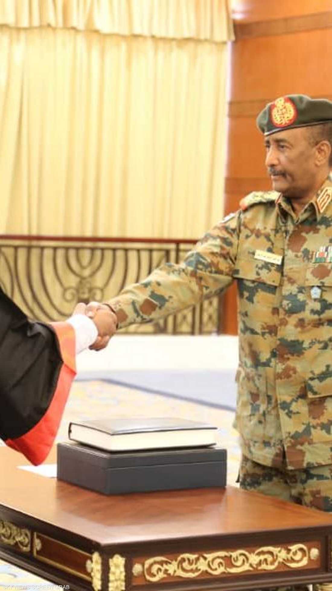 الفريق البرهان مع رئيس مجلس القضاء