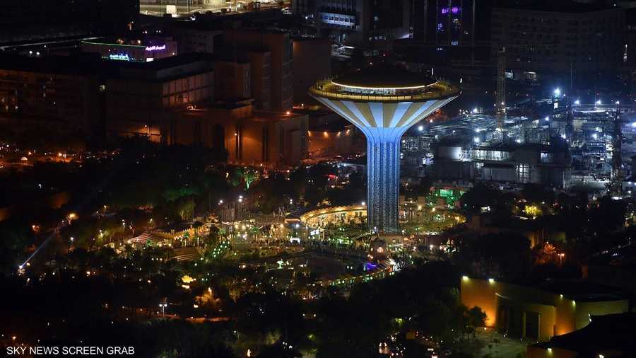 جموع المواطنين تشارك في الفرحة الوطنية