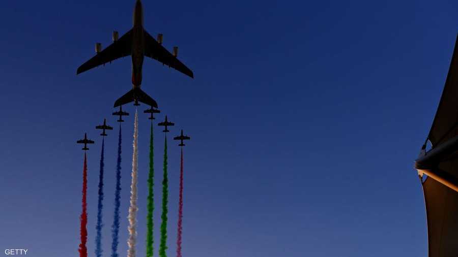 عرض طائرات مبهر قبل انطلاق السباق.