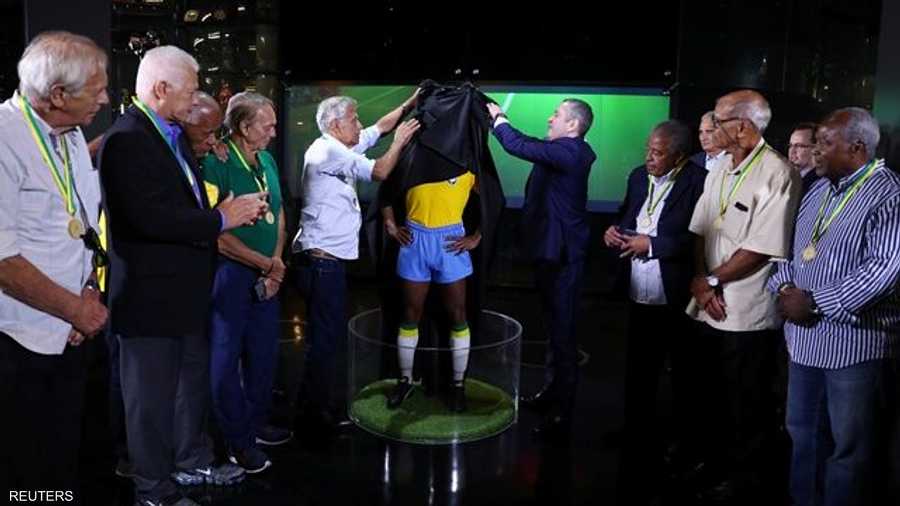9 لاعبين من المنتخب الذي مثل البرازيل قبل نحو 50 عاما، كانوا حاضرين عند الكشف عن التمثال