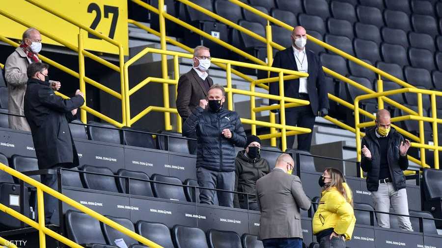 أعضاء مجلس إدارة بوروسيا دورتموند يحتفلون بالمدرجات