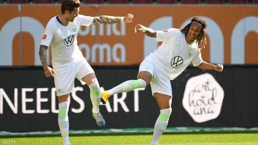 التحية بالقدم فقط.