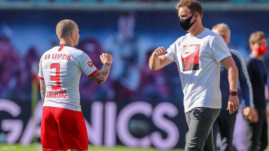 تحية الكوع من أبرز لقطات الدوري بعد عودته.