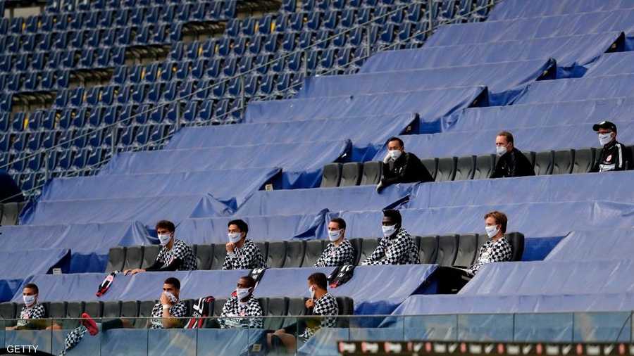 الصحفيين يغطون أحداث المباريات عن بعد.