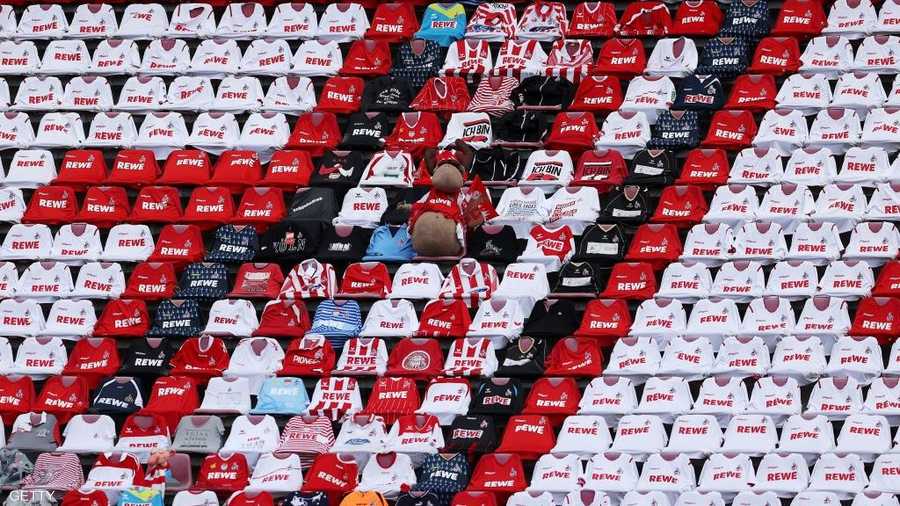 نادي كولون استبدل المشجعين بقمصانهم فقط.