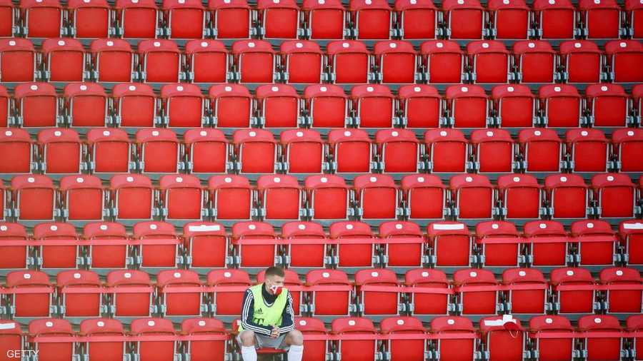 وحيدا على المدرجات بانتظار دخوله للمباراة.