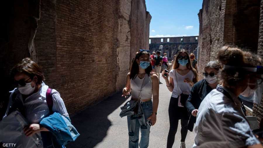 قالت ألفونسينا روسو إن رؤية المعلم الفارغ أثناء الحجر الصحي كان "مشهدا سرياليا"، مضيفة لوكالة فرانس برس "إنه رمز لروما وإيطاليا، لكن حس الفراغ أبرز الجمال الكبير لهذا المكان وهشاشته".